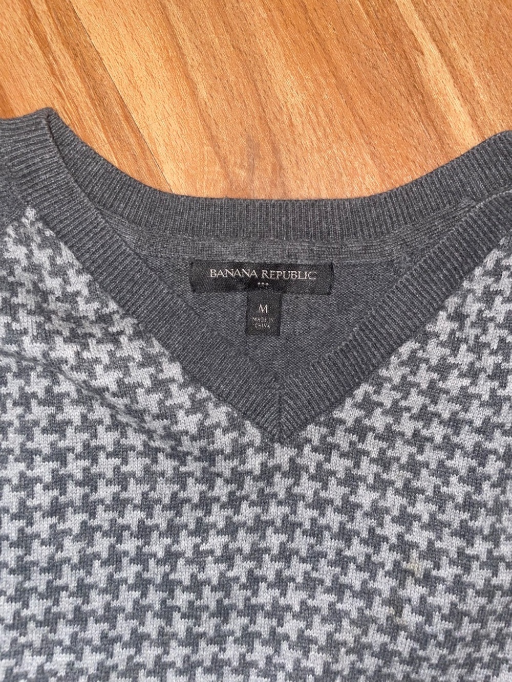 Patterned V neck - Picture 2 of 3